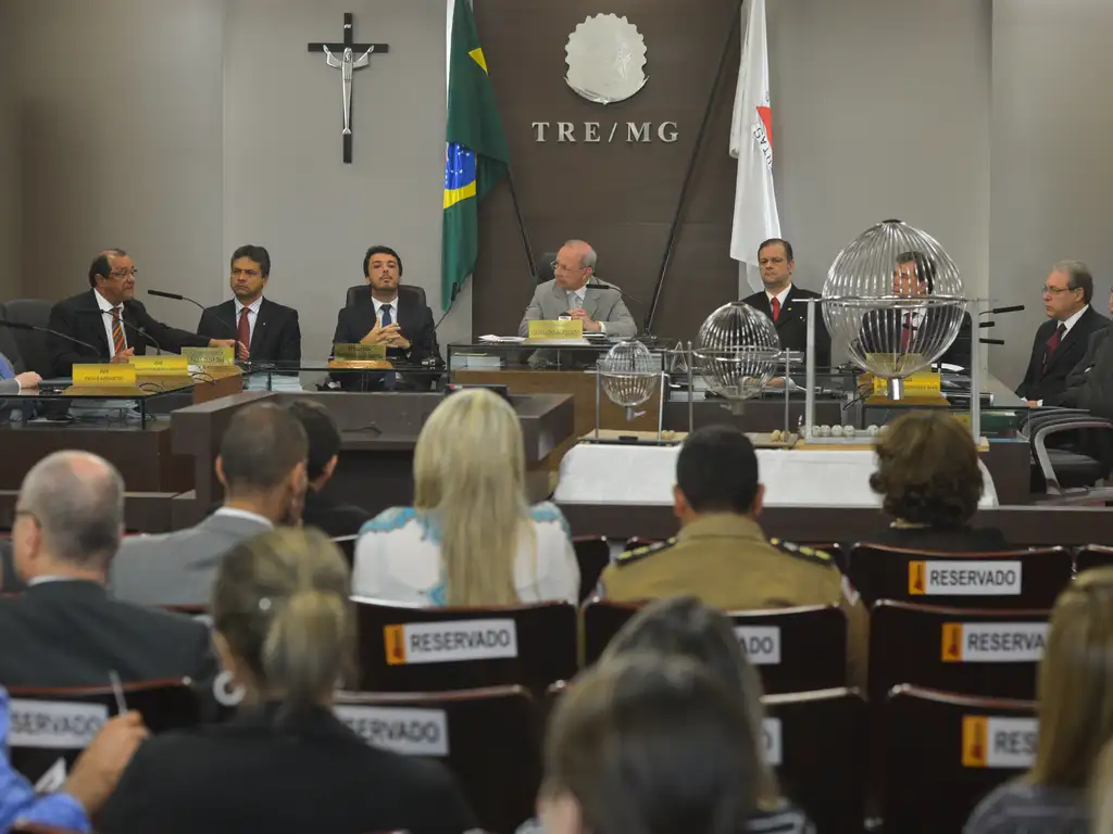 Quais são as acusações contra Nikolas Ferreira?