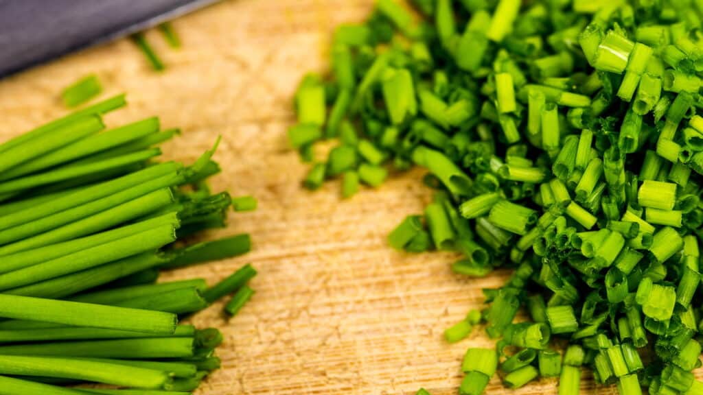 Cuidados adicionais para uma safra de cebolinhas cheias o ano inteiro
