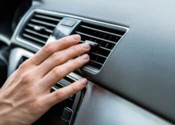 O hábito de desligar o ar-condicionado do carro ao escalar: o que dizem os especialistas?