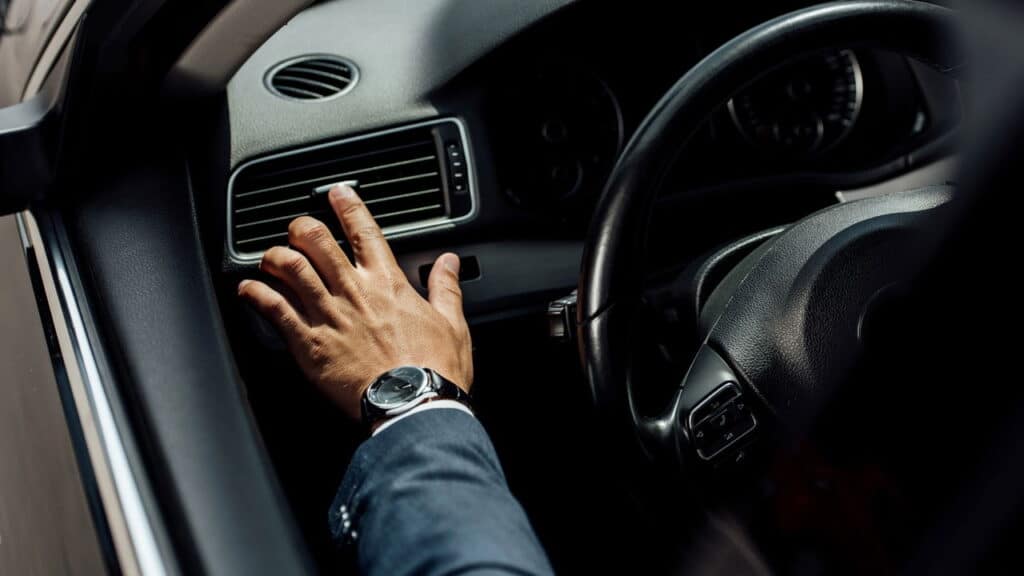O hábito de desligar o ar-condicionado do carro ao escalar: o que dizem os especialistas?