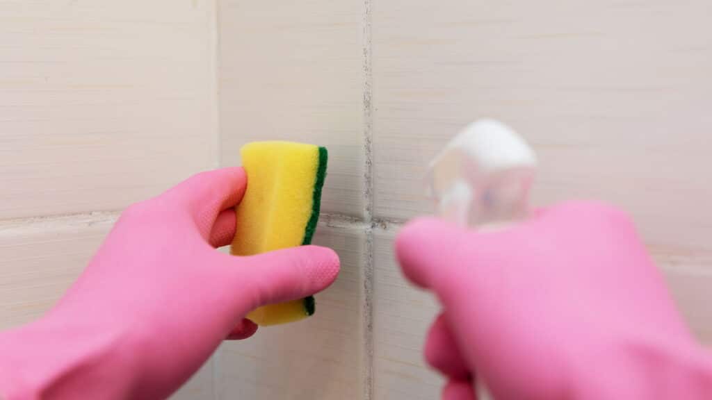 Brasileiros estão trocando produtos caros por essa mistura na hora da faxina!