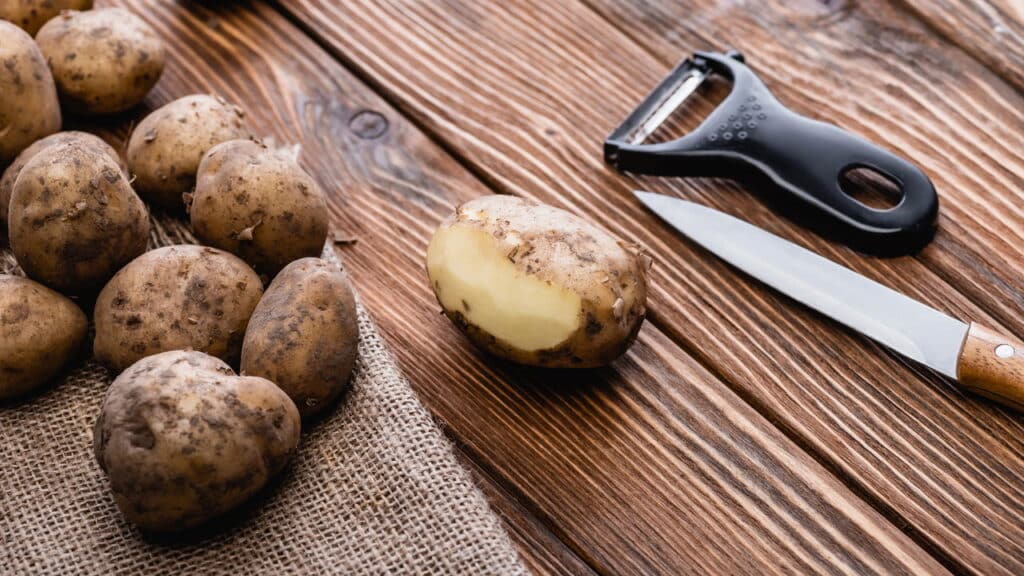 Qualquer um que tenha batatas germinadas na cozinha, é essencial que faça isso!
