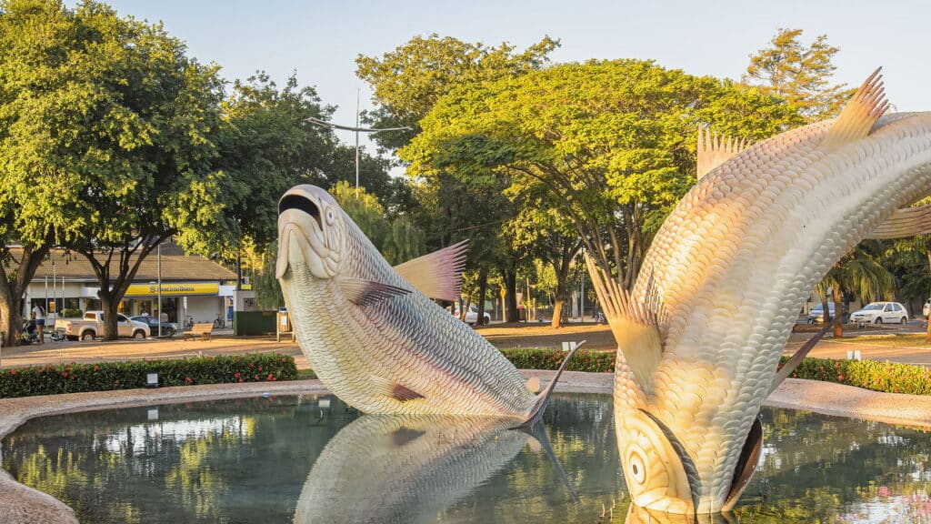 Essa cidade brasileira esconde rios cristalinos trilhas e cavernas impressionantes!