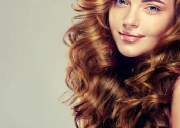 Esses 5 sprays de brilho fazem o acabamento luminoso sem pesar os fios