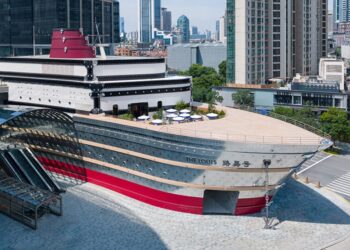 Louis Vuitton transforma navio em galeria flutuante em Xangai com projeto do OMA