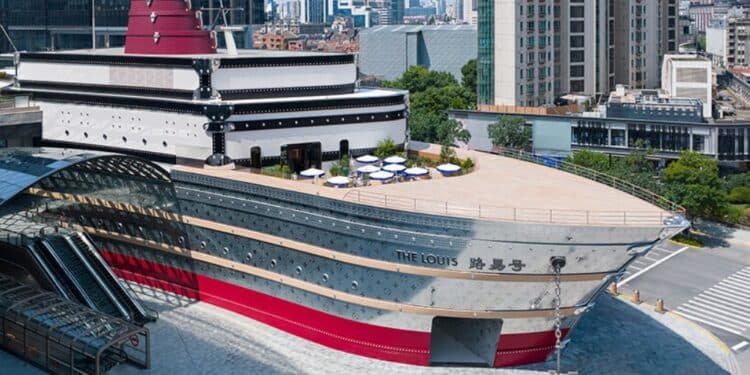 Louis Vuitton transforma navio em galeria flutuante em Xangai com projeto do OMA