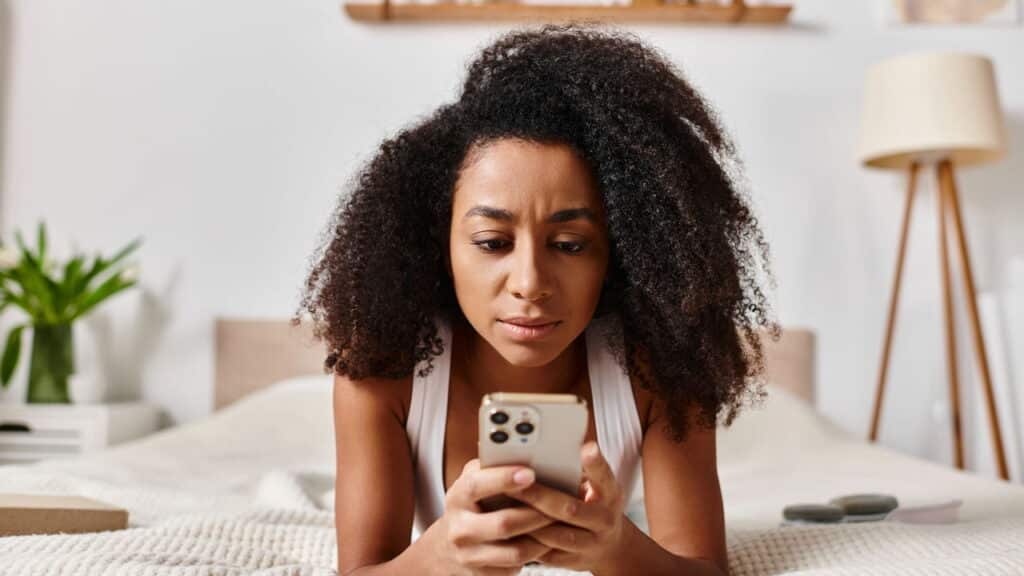 A psicologia explica como escapar da solidão em meio à multidão digital
