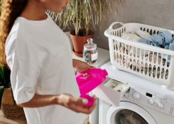 Top 5 detergentes para máquina de lavar que entregam limpeza e economia