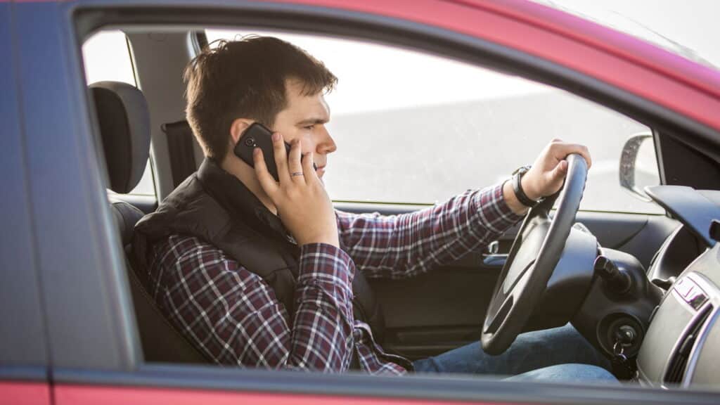 Uso do celular ao volante pode gerar multa e 7 pontos na CNH
