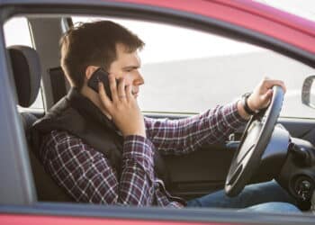 Uso do celular ao volante pode gerar multa e 7 pontos na CNH