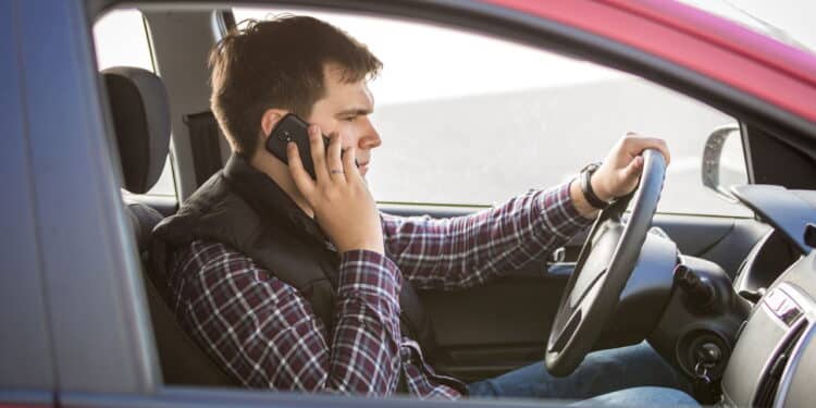 Multa mais pesada e CNH suspensa para quem usa celular ao volante!