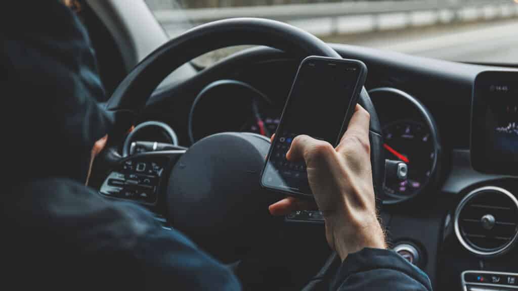 Multa mais pesada e CNH suspensa para quem usa celular ao volante!