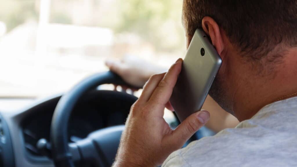 Multa mais pesada e CNH suspensa para quem usa celular ao volante!