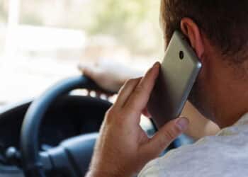Nova regra de trânsito vai mudar a vida de quem não larga o celular no volante