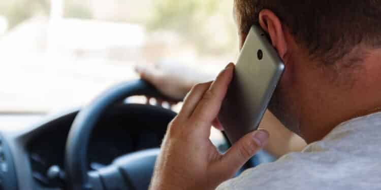 Nova regra de trânsito vai mudar a vida de quem não larga o celular no volante