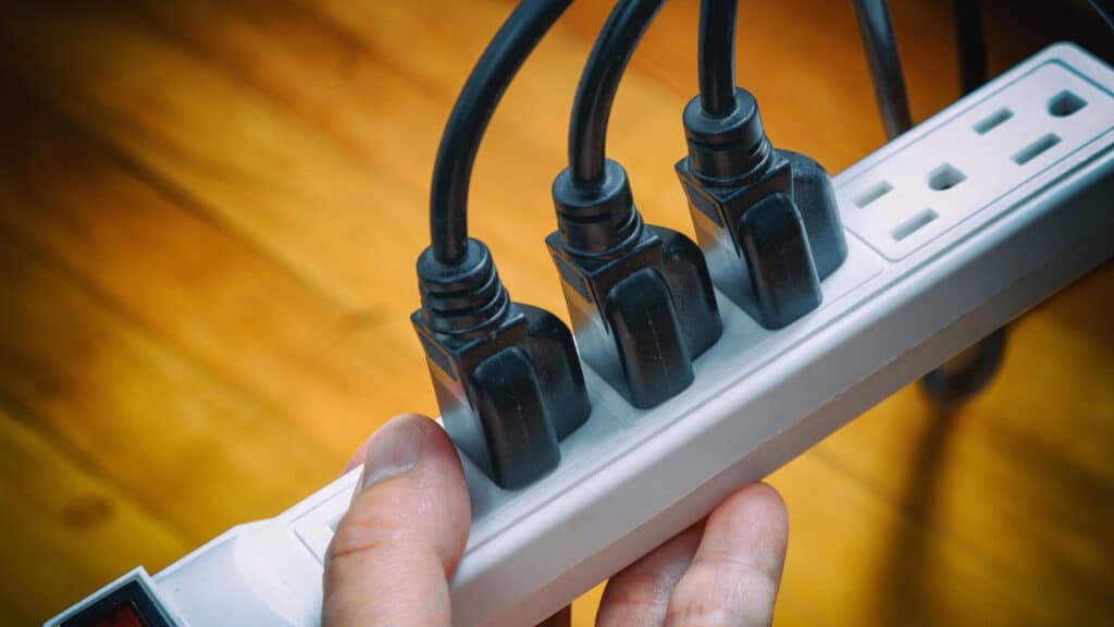 Você NUNCA deve ligar esses aparelhos em uma régua de energia!