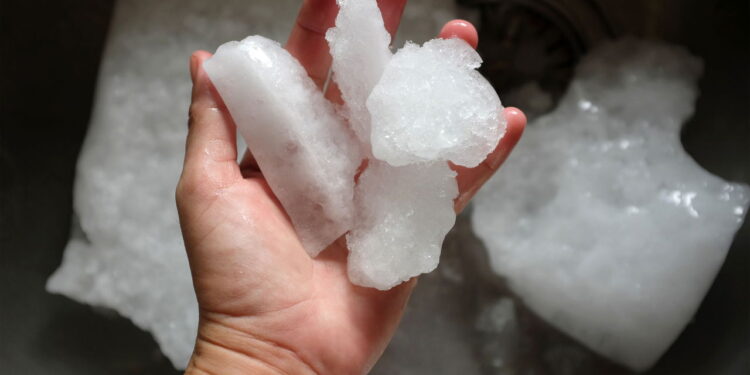 Essa dica viral para limpar o freezer está conquistando o Brasil!