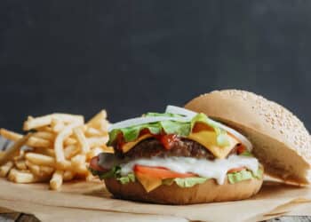 O guia definitivo de hambúrguer caseiro com as dicas e receitas de López-Alt