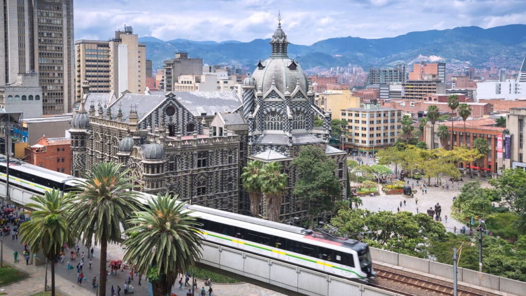 Brasileiros estão se mudando para essa cidade para viver bem sem gastar muito na Europa!