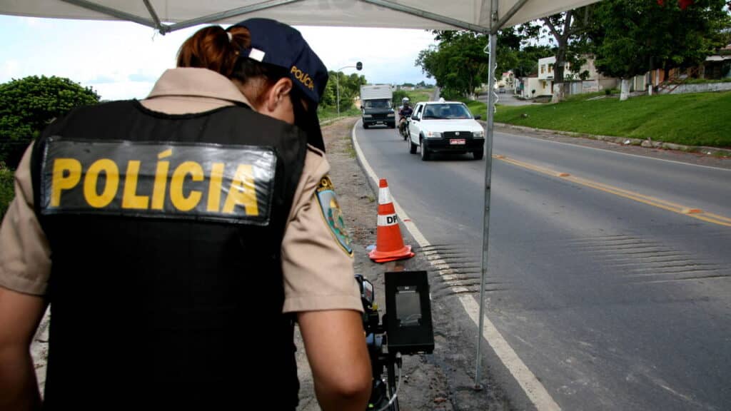 Nova tecnologia já está flagrando motoristas de todo o Brasil em segundos!