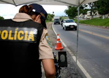 Nova regra no trânsito pode mudar o que todo motorista precisa carregar no carro