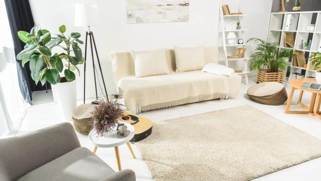 Morar em apartamento pode representar um desafio para quem deseja cultivar plantas, mas com dedicação e algumas estratégias certas, é possível criar um pequeno oásis verde no ambiente urbano. Muitas pessoas encontram na jardinagem uma forma de relaxamento e uma conexão com a natureza, mesmo em espaços reduzidos. Cultivar plantas em apartamentos não apenas adiciona beleza ao local, mas também contribui para a purificação do ar e o bem-estar geral dos moradores. Antes de começar, é crucial avaliar as condições de luz do apartamento, já que a quantidade de luz solar disponível influenciará na escolha das plantas a serem cultivadas. Ambientes com janelas voltadas para o norte ou leste podem oferecer uma iluminação mais adequada para variedades que preferem luz indireta, enquanto as janelas voltadas para o sul ou oeste são ideais para plantas que requerem luz solar intensa. Identificar esses detalhes ajudará a selecionar as espécies que melhor se adaptam ao espaço disponível. Quais plantas são ideais para apartamentos? Optar por plantas que se adequem ao ambiente é crucial para o sucesso da jardinagem em apartamentos. Algumas opções populares incluem samambaias, orquídeas e suculentas. As samambaias são uma escolha excelente para locais com luz indireta e umidade, enquanto as orquídeas trazem charme e elegância, necessitando de cuidados moderados e luz indireta para florescer. As suculentas são conhecidas por sua resistência e por requererem pouca água, sendo apropriadas para iniciantes e para aqueles que desejam uma solução prática. Como maximizar o espaço disponível? Em apartamentos, cada metro quadrado é valioso, mas o espaço vertical pode ser utilizado para criar um lindo jardim. Instalar prateleiras ou suportes suspensos é uma solução prática para acomodar uma variedade de plantas. Além disso, jardins verticais podem ser montados em varandas ou paredes nas salas de estar, adicionando um elemento visual maravilhoso ao ambiente. Outra dica é utilizar vasos suspensos, que criam um efeito visual interessante enquanto economizam espaço valioso no chão. Quais os cuidados essenciais para manter o jardim? Manter um jardim saudável requer atenção e rotina, mesmo nos ambientes confinados de um apartamento. Regar as plantas corretamente é uma das tarefas mais importantes. Cada espécie tem suas próprias necessidades, mas em geral, é preferível evitar regas excessivas. Utilizar a técnica de verificar a umidade do solo com o dedo pode ajudar a determinar quando regar. Ademais, é essencial utilizar um solo de boa qualidade e adubação adequada, ajustando-os conforme a necessidade das plantas. Como lidar com pragas em um jardim de apartamento? Apesar do ambiente controlado de um apartamento, pragas ainda podem surgir e comprometer a saúde das plantas. Para prevenir e combater esses intrusos indesejáveis, é aconselhável inspecionar regularmente as folhas e o solo. Usar soluções naturais, como a aplicação de óleo de neem ou sabonete inseticida, pode ser eficaz na eliminação de pragas sem prejudicar o ambiente ou as plantas. Evitar o uso excessivo de produtos químicos ajudará a manter o ecossistema local seguro e equilibrado. A jardinagem em apartamentos é um hobby gratificante que proporciona inúmeros benefícios aos moradores. Com planejamento e cuidado, é possível cultivar um ambiente verde em meio ao agitado estilo de vida urbano, acrescentando um toque de natureza e tranquilidade ao cotidiano. Independentemente do tamanho do espaço ou da experiência do jardineiro, um jardim de apartamento pode florescer e trazer alegria a todos os que se dedicam a ele.