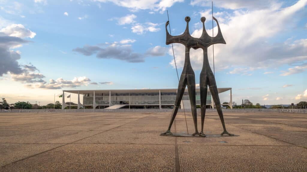 Qual é a importância da Praça dos Três Poderes no contexto político brasileiro?