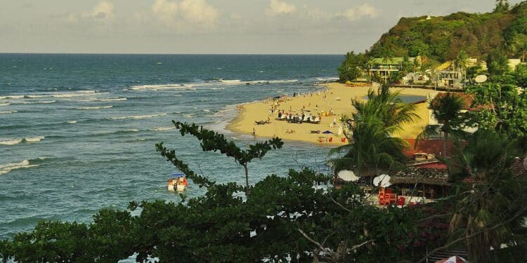 Praia de Pipa em Tibau do Sul - Fonte: Wikimedia Commons