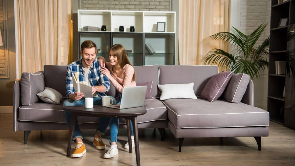 Adeus móveis ultrapassados: como renovar a sala gastando pouco e seguindo as tendências artesanais!