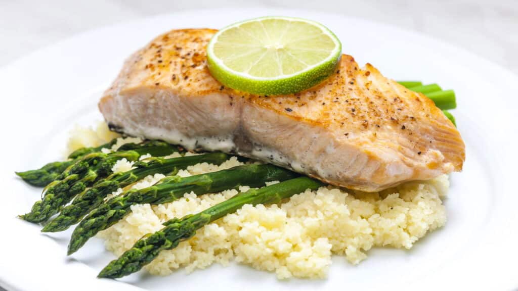Almoço sofisticado: Salmão em postas com aspargos assados