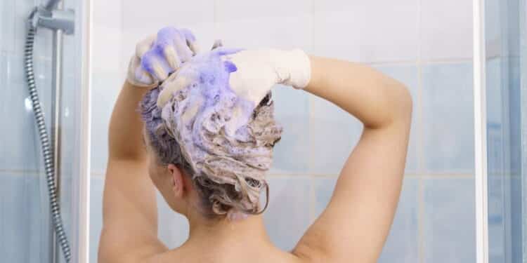 Esse é o melhor shampoo tonalizante para escurecer a raiz em casa!