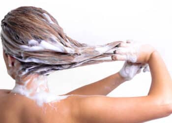 O shampoo mais falado de 2025 promete brilho de salão em casa!