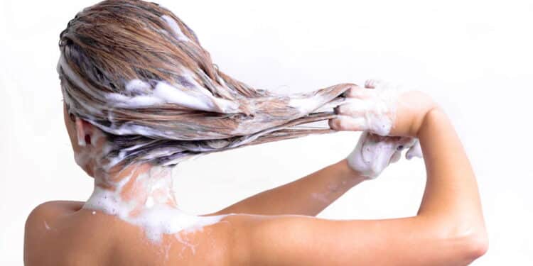 O shampoo mais falado de 2025 promete brilho de salão em casa!