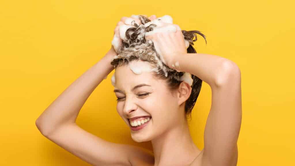 O shampoo mais falado de 2025 promete brilho de salão em casa!