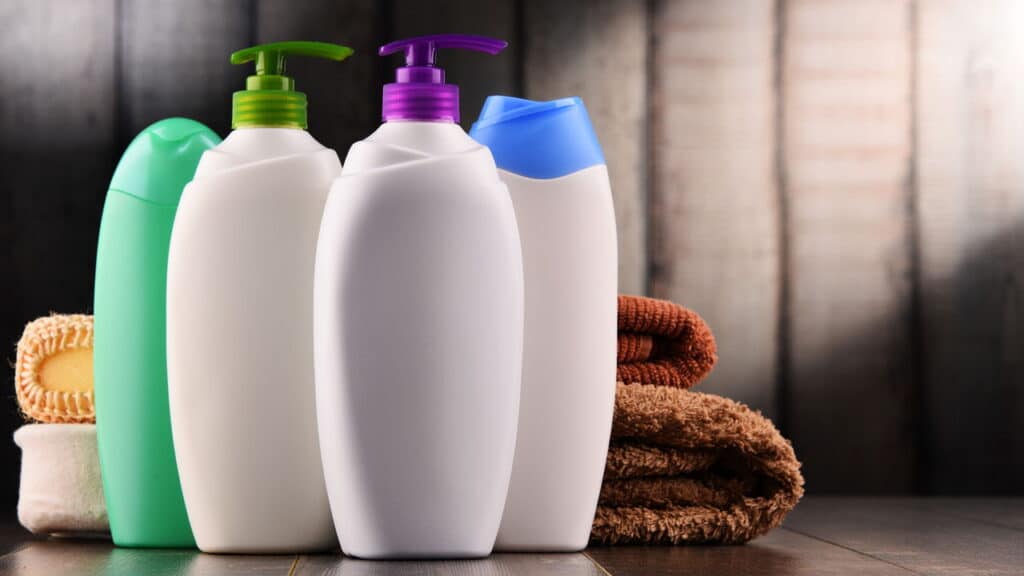 Adeus cabelos brancos: melhor shampoo tonalizante para escurecer a raiz!