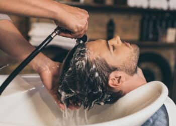 Adeus cabelos brancos: melhor shampoo tonalizante para escurecer a raiz!
