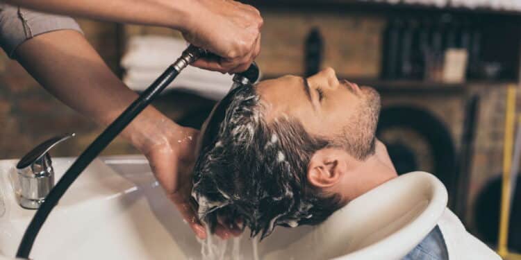 Adeus cabelos brancos: melhor shampoo tonalizante para escurecer a raiz!