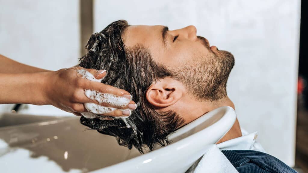 Adeus cabelos brancos: melhor shampoo tonalizante para escurecer a raiz!