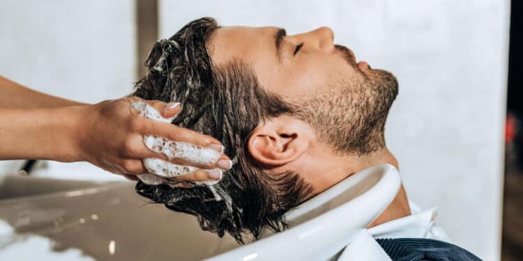 Adeus caspa e vergonha, 7 shampoos profissionais que transformam o couro cabeludo