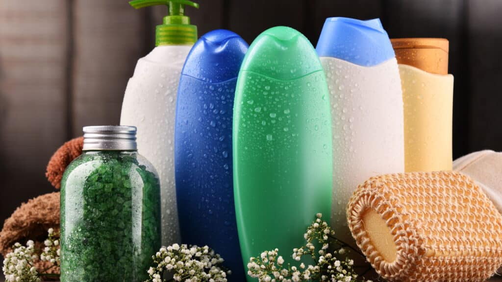 Esse é o melhor shampoo tonalizante para escurecer a raiz em casa!