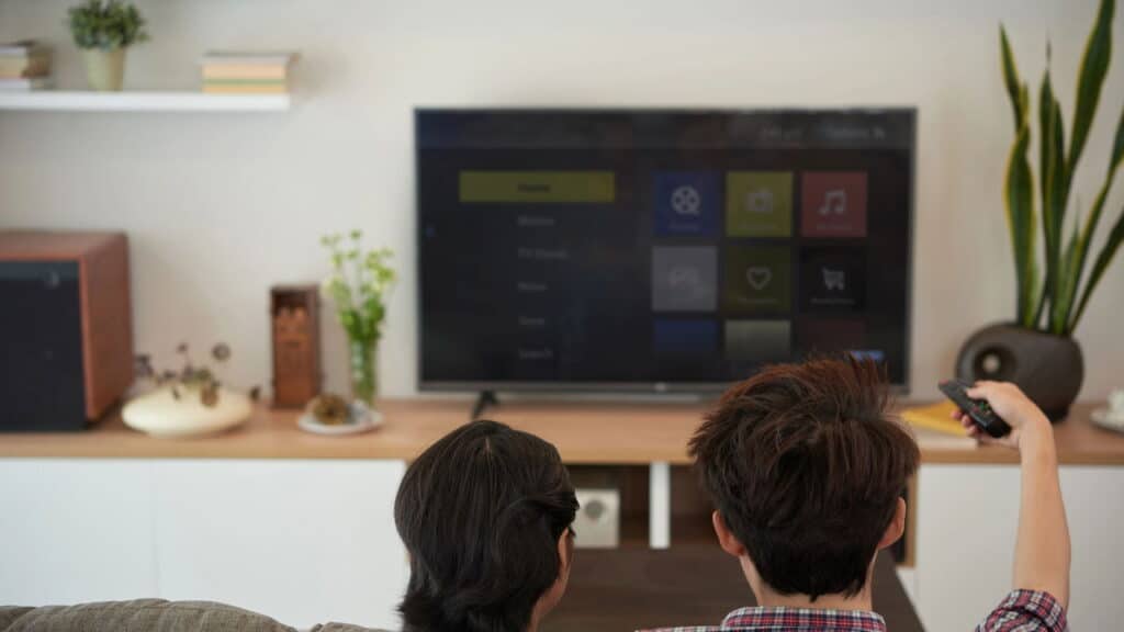 As 10 melhores smart TVs para transformar sua sala em um cinema!