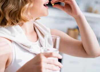 Anvisa proíbe suplementos alimentares de 2 marcas famosas em todo o país 