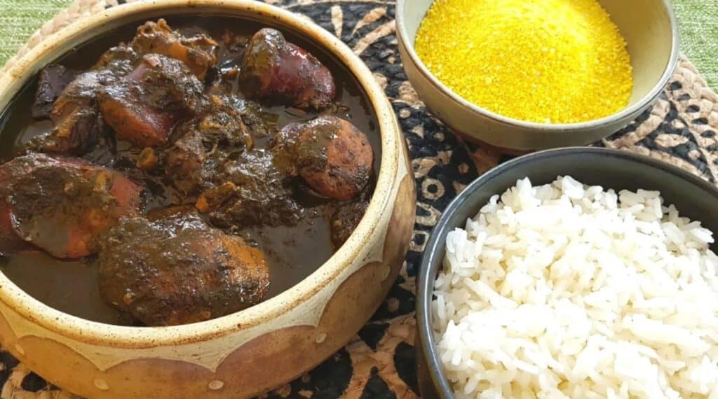 Quais são os acompanhamentos tradicionais do prato paraense?