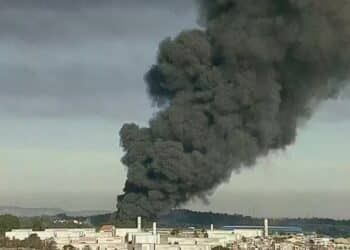 Incêndio atinge indústria em Guarulhos e mobiliza 40 bombeiros em 12 viaturas