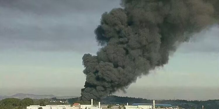 Incêndio atinge indústria em Guarulhos e mobiliza 40 bombeiros em 12 viaturas