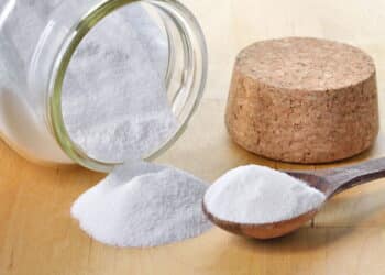 Brasileiros estão trocando produtos caros por essa mistura na hora da faxina!