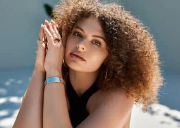 5 cuidados essenciais para proteger cabelo e pele do sol!