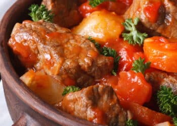 A receita de carne com batata e cenoura que tem gosto de casa de mãe