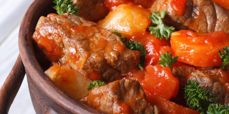A receita de carne com batata e cenoura que tem gosto de casa de mãe