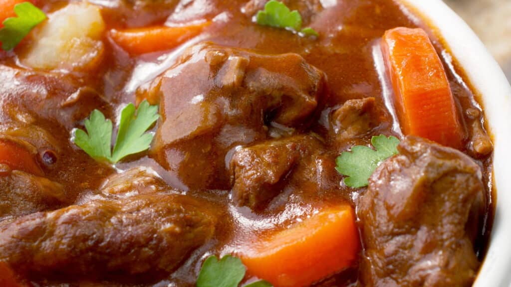 Quais são os ingredientes necessários para a carne de panela com cenoura e batata?